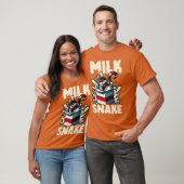 ミルクヘビと牛乳を飲む動物の友達 Tシャツ (ユニセックス)