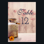 ミルク素朴缶カントリーウェディングテーブル テーブルナンバー<br><div class="desc">のテーブ結婚ル、素朴な国のテーマとナンバーカード。古い錆びたミルク缶の横にオレンジかわいらし色の花が付いている。背景に小麦と色あせた赤いケシが置かれ、かすかな木製パネルに向けられた。</div>