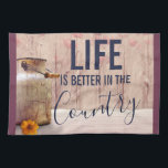 ミルク缶と国の引用文で生活が良い キッチンタオル<br><div class="desc">田舎風のデザイン。トレンディーの古い錆びたミルク缶。背景に小麦と色あせた赤いケシが置かれ、かすかな木製パネルに向けられた。木は単なるイメージであって実在ない。文字は、この国では人生のほうが良いと言う。</div>