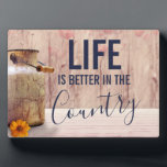 ミルク缶と国の引用文で生活が良い フォトプラーク<br><div class="desc">素朴な国のデザインの写真プラーク。トレンディーの古い錆びたミルク缶。背景に小麦と色あせた赤いケシが置かれ、かすかな木製パネルに向けられた。木は単なるイメージであって実在ない。文字は、この国では人生のほうが良いと言う。</div>