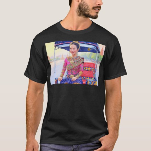 ミレアは自走式のタクトゥクXIIに乗る Tシャツ (正面)