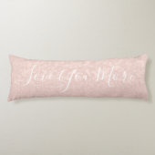 ミレニアルピンクラブユーより多くのタイポグラフィ引用文 ボディピロー (正面)