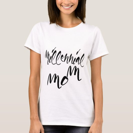 ミレニアルママタイポグラフィ有名人スタイル Tシャツ (正面)