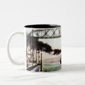 ミンダルスの空中橋と運河。 ツートーンマグカップ (左)