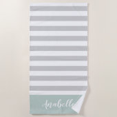 ミントとグレーストライプのモノグラム |編集可能な色 ビーチタオル (正面)