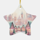 ミントとピンクの居心地の良いクリスマスマーケット – 冬のシーン セラミックオーナメント (裏面)