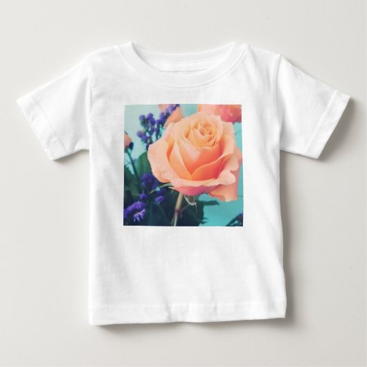 ミントの背景にピンクと黄色のバラ ベビーTシャツ (正面)