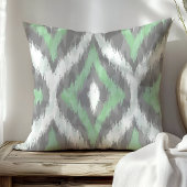ミントグリーンとグレーオギーのイカットパターン クッション