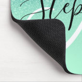 ミントグリーンとティール(緑がかった色)グリッタースパークルグラデーションモノグラム マウスパッド (コーナー)