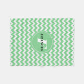 ミントグリーンとホワイトモノグラムのシェブロン模様 フリースブランケット (正面(横))