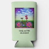 ミントグリーンにピンクの花を咲かせたファンタジー スリム缶クーラー (正面)