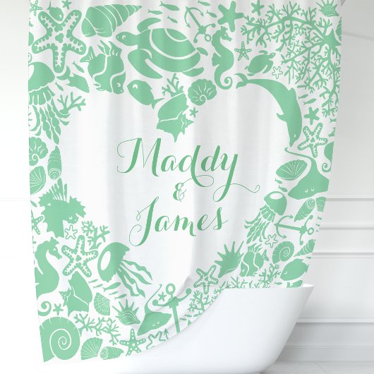 ミントグリーンの海の生き物 カップル ハート モノグラム シャワーカーテン
