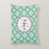 ミントグリーングレークローバーネームモノグラムのローレル アクセントクッション (正面(垂直))