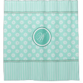 ミントグリーンストライプデイジーとモノグラム付き白い製品 シャワーカーテン (正面)