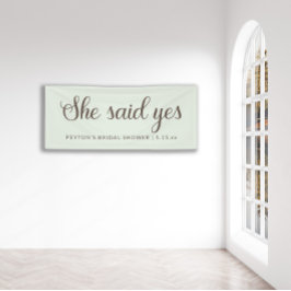 ミントグリーンブラウンの文字が書かれた「She Said Yes」ブライダルシャワー 横断幕