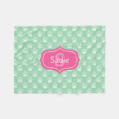 ミントグリーンポープリントとピンクモノグラム&名前 フリースブランケット (正面(横))