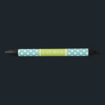 ミントパーソナライズされたグリーン水玉模様パターン 黒ボールペン<br><div class="desc">そしてモダン、シックな幾何学的パターンのデザインはパーソナライズされた、あなたの名前または選択の任意の文字とギフトとして与えも、パーティの好意、結婚式の引き出物、イベントで企業のも、など</div>