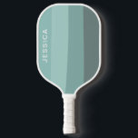 ミントミニマルモダングリーンターコイズレトロストライプ ピックルボールラケット<br><div class="desc">ミントカスタムリーシンプルンとターコイズの色のストライプパドルとパーソナライズされたあなたの選択の名前を片側にパターン。好きなストライプデザインツールで色を変えもしる！</div>