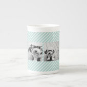 ミント&コーラルフォトコラージュカスタムモノグラム ボーンチャイナマグカップ (正面)