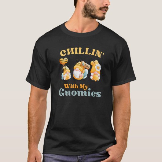 ミーゴノとチルってる庭のノームと蜂 Tシャツ (正面)