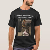 ミームの犬と猫の自分と外に隠されたフライエン Tシャツ (正面)