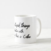 ムエタイ語とコーヒーで愚かなことをもっと早く行う コーヒーマグカップ (正面右)