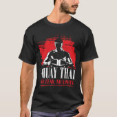 ムエタイ・ファイター - 恐れ知らず 無限の力 Tシャツ (正面)