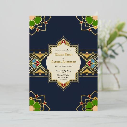 ムガル様式のデザインを取り入れた、箔押しの結婚式招待状 箔招待状 (立ち正面)