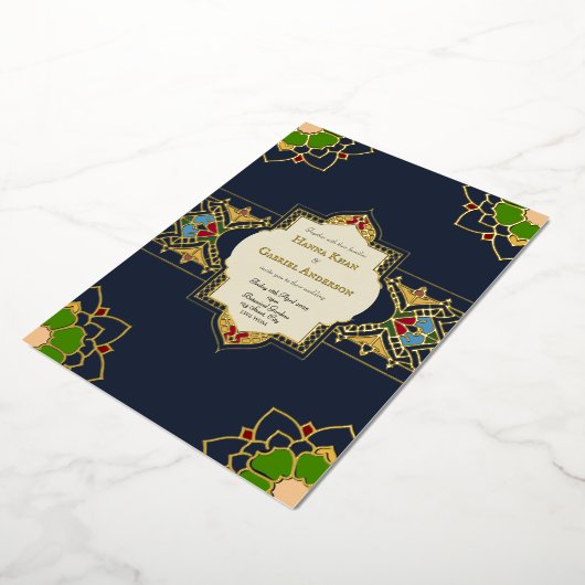 ムガル様式のデザインを取り入れた、箔押しの結婚式招待状 箔招待状 (回転した状態)