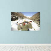 ムジャヘデーン警備員が米国の軍隊メンブと歩く キャンバスプリント (インサイチュ (ウッドフロア))