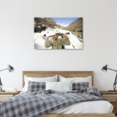 ムジャヘデーン警備員が米国の軍隊メンブと歩く キャンバスプリント (インサイチュ (寝室))