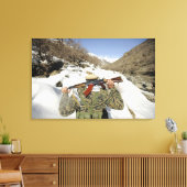 ムジャヘデーン警備員が米国の軍隊メンブと歩く キャンバスプリント (インサイチュ (リビング))