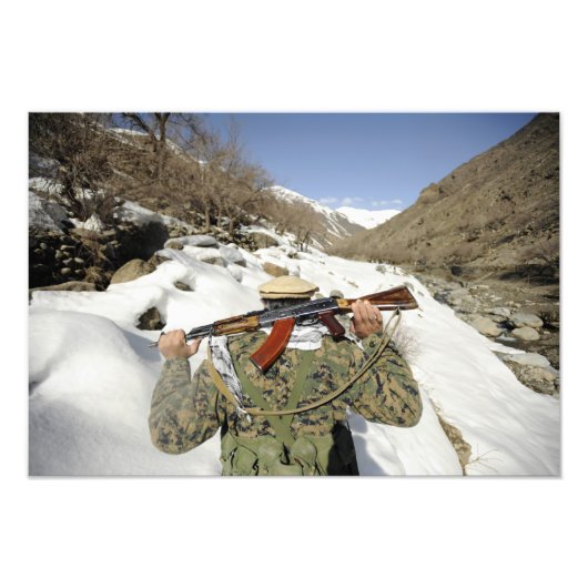 ムジャヘデーン警備員が米国の軍隊メンブと歩く フォトプリント (正面)