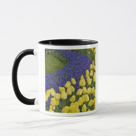 ムスカリの花のガーデンパターンと マグカップ (左)