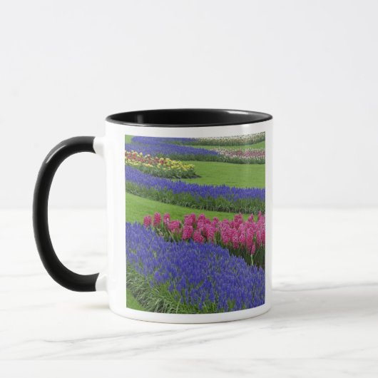 ムスカリ・チューリップ・その他の花の模様 マグカップ (左)