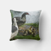 ムスコビダックファミリーインザレイン装飾用クッション クッション (裏面)