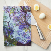 ムラサキのジャカランダの木の水彩画 キッチンタオル (四つ折り)