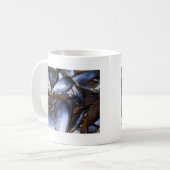 ムラサキ貝はマグを殻から取り出します コーヒーマグカップ (正面左)