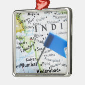 ムンバイ、地図、クローズアップのインドに置かれるピンの地図を描いて下さい メタルオーナメント (左)