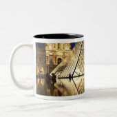 ムージー・デュのガラスのピラミッドの夜景 ツートーンマグカップ (左)