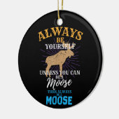 ムースなギフトになれないかぎり、いつも自分でいなさい セラミックオーナメント (左)