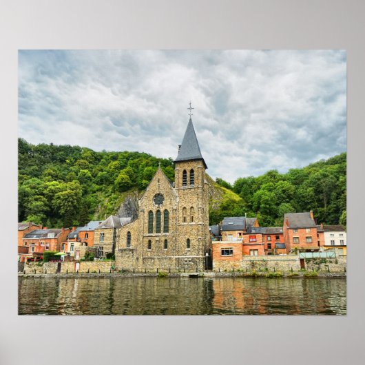 ムーズ川から見たディナンの古い教会 ポスター (正面)