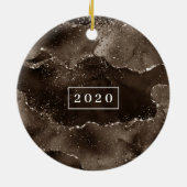 ムーディアゲート |コーヒーブラウン黄金ブロンズのモノグラム セラミックオーナメント (裏面)