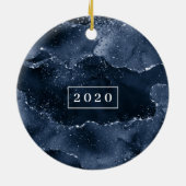 ムーディアゲート |ネイビーデニムスチールブルーモノグラム セラミックオーナメント (裏面)