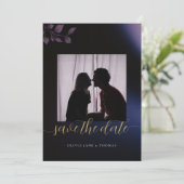 ムーディエレガントーパープルフローラ結婚式の日付を保存 招待状 (スタンド正面)