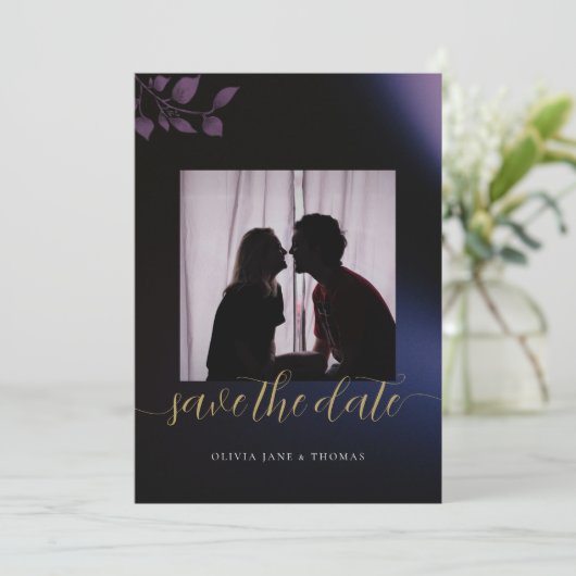 ムーディエレガントーパープルフローラ結婚式の日付を保存 招待状 (スタンド正面)