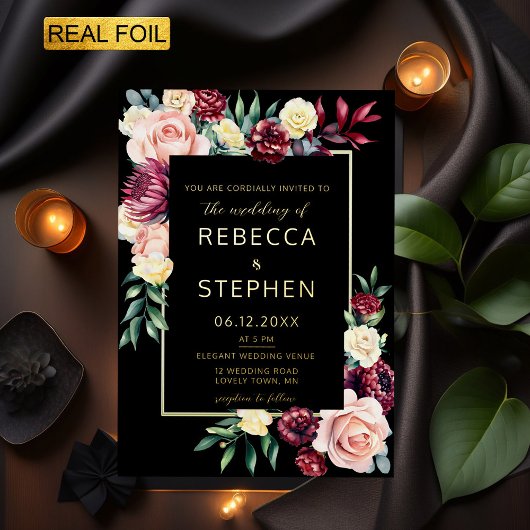 ムーディモダンーダークバーガンディフローラ金ゴールド結婚の 箔招待状