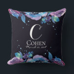 ムーディーブルーパープルフラワーモノグラム クッション<br><div class="desc">このデザインには、どこかとてもおしゃれな雰囲気があります。暗くてムーディーな印象が際立ち、でもまださりげない。背景は、夜空のような、とても濃い、深い青黒色です。色からフォントまで、完全にカスタマイズ可能です。 「カスタマイズ」ボタンではできない変更を希望する場合は、お気軽にお問い合わせください。</div>