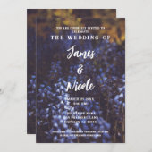 ムーディ素朴ダークパープル結婚フラワーフィールド 招待状 (正面/裏面)