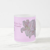 ムームかわいらし用のピンクのユリの花フローラデザイン フロストグラスマグカップ (正面右)